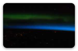 Nordlys set fra rummet - klistermærke til kort